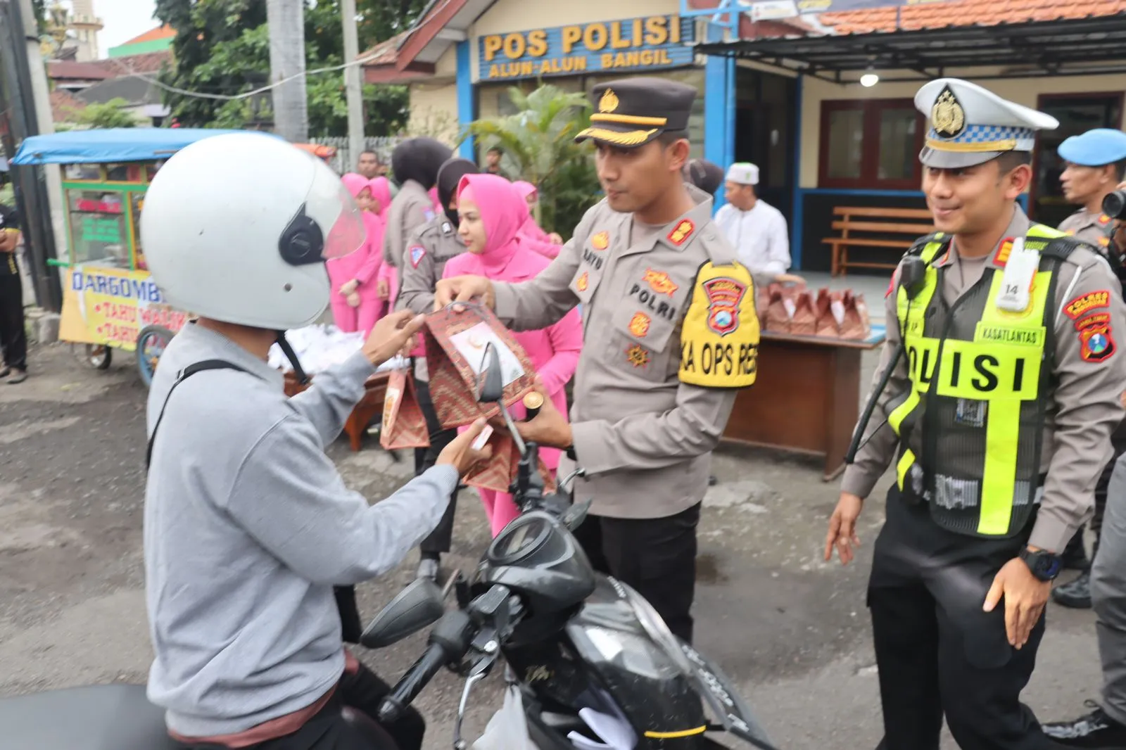 Kapolres Pasuruan dan Bhayangkari Melaksanakan Bagi Takjil dan Baksos