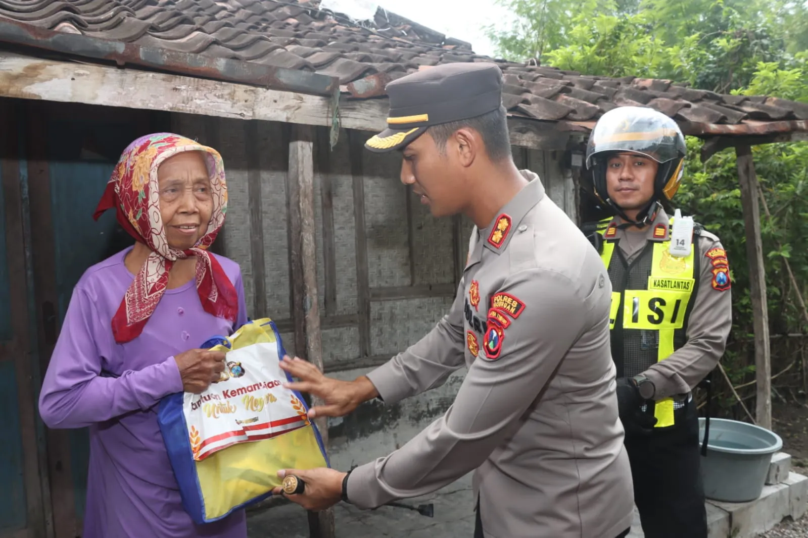 Polisi Peduli, Polres Pasuruan Berikan Bantuan Sosial dan Sembako Kepada Masyarakat