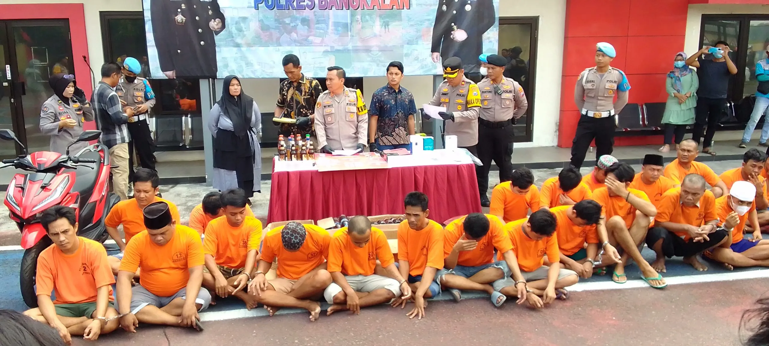 Kapolres Bangkalan di dampingi Wakapolres dan Satreskrim pimpin Konferensi Pers Prihal Beberapa Tindak Pidana 