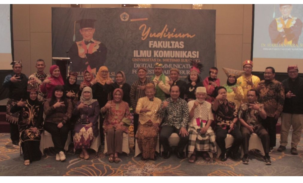 Rektor Unitomo Hadiri Yudisium Fikom Unitomo