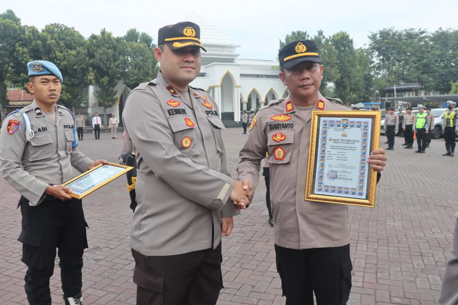 Berkah Ramadhan, Kapolres Pasuruan Berikan Reward Kepada PNPP Polres Pasuruan