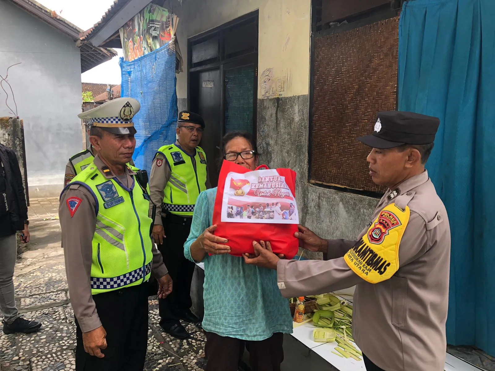 Serahkan Bansos Polsek Kuta Utara Sasar Warga Kurang Mampu