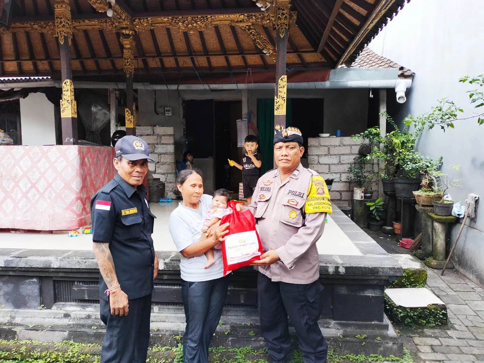 Polsek Kuta Salurkan Paket Sembako Bantuan Kemanusiaan Untuk Negeri Bantu Warga Yang Berhak