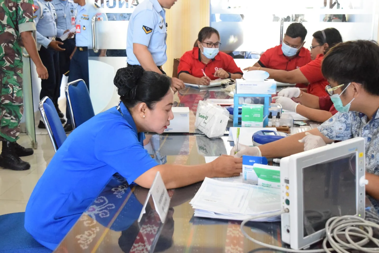 PRAJURIT LANUDAL KUPANG DAN PENGURUS CABANG 9 GABUNGAN JALASENASTRI PUSPENERBAL MENGIKUTI DONOR DARAH DI LANUD EL TARI KUPANG
