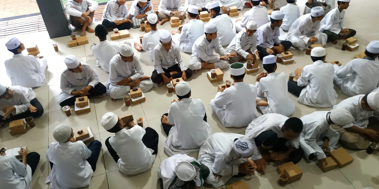 BMH BAGIKAN RIBUAN PAKET BERBUKA PUASA DI JATIM SELAMA RAMADHAN