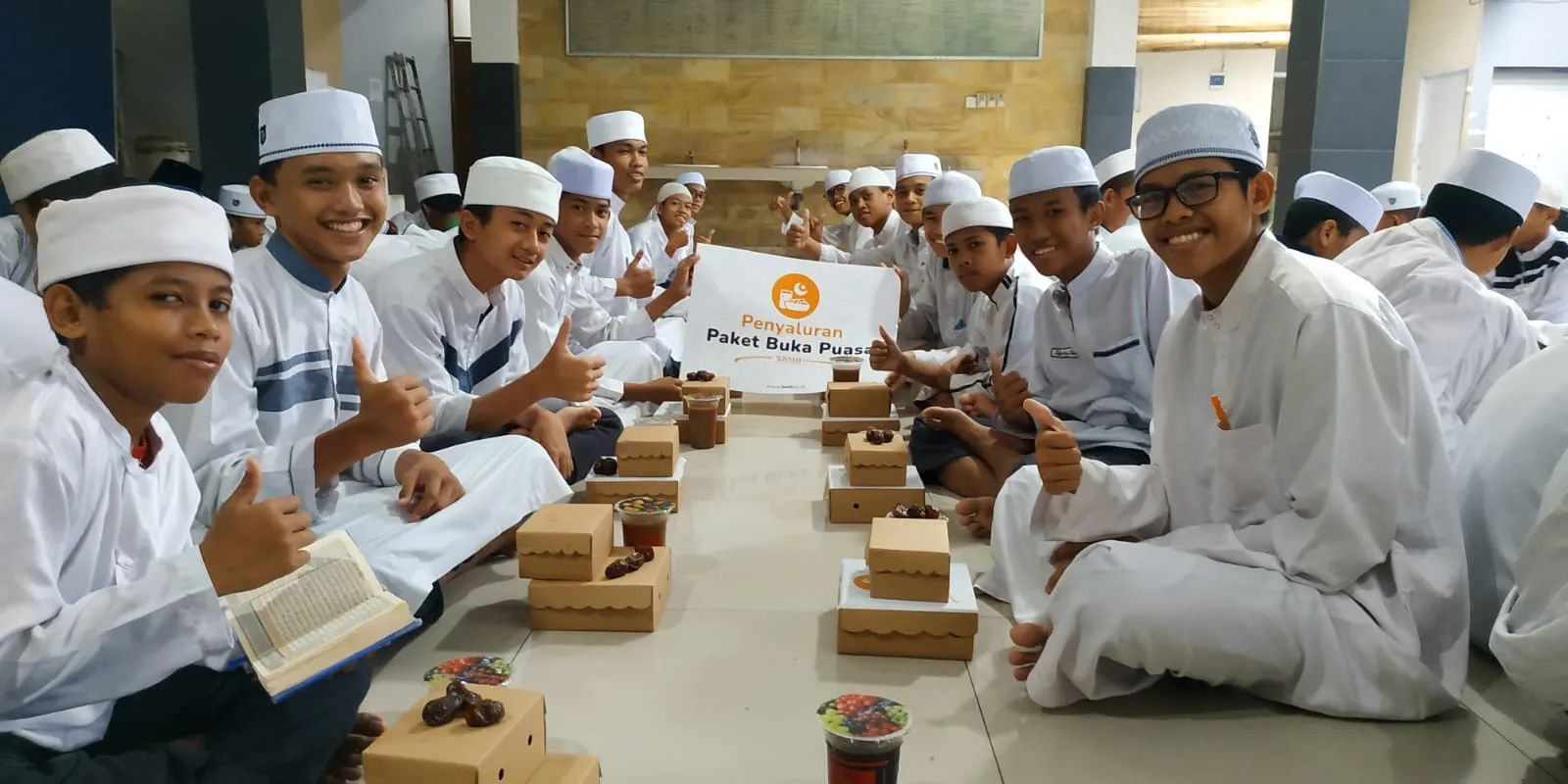 BMH JATIM BAGIKAN 14.444 PAKET BUKA PUASA RAMADHAN DI 24 PESANTREN