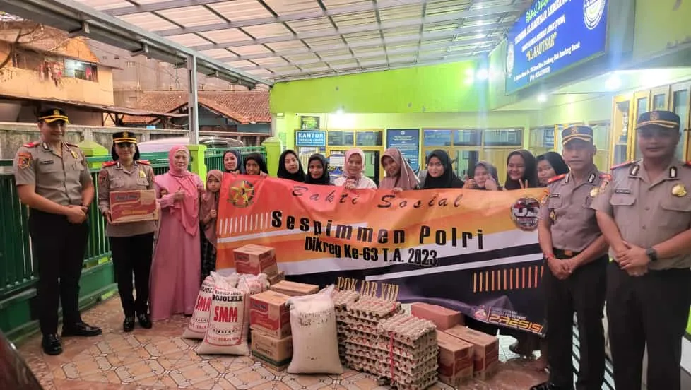 Siswa Sespimmen bagi Sembako ke Warga Lembang Bandung