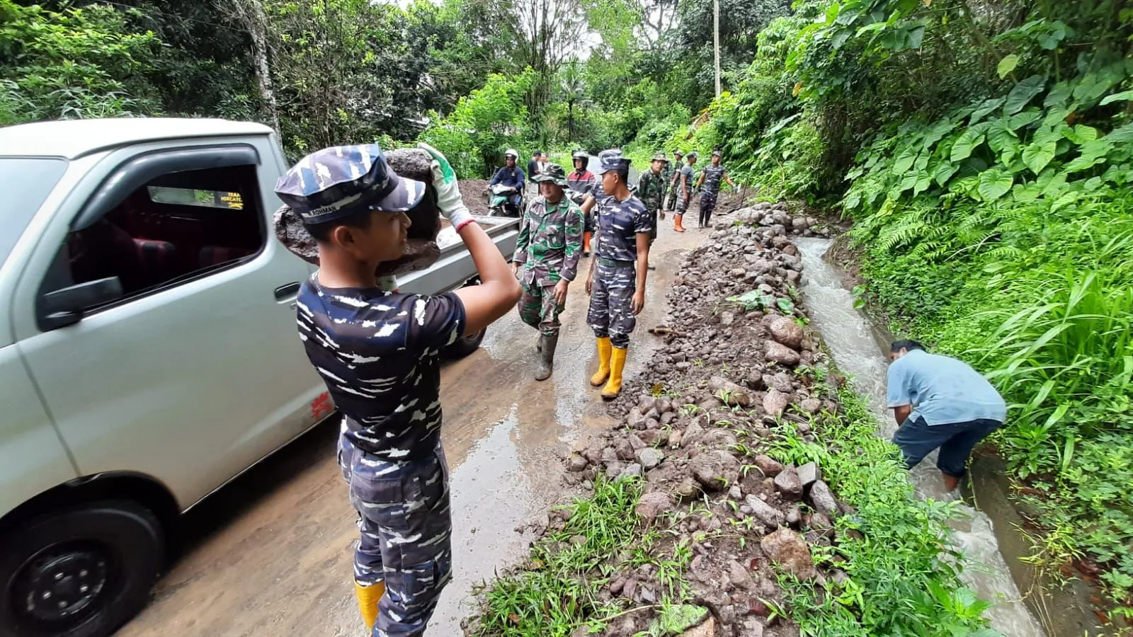 PASCA HUJAN BESAR DI WILAYAH SULUT, PRAJURIT LANUDAL MANADO BANTU AREA WARGA PENGUNGSI BENCANA TANAH LONGSOR DESA PATOKAAN MINAHASA UTARA