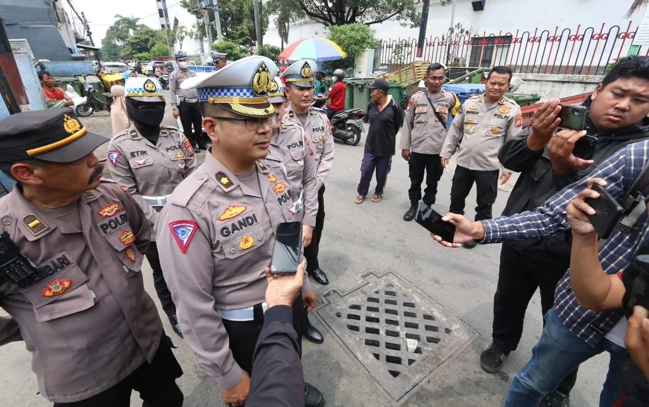 Ditlantas Polda Jatim Berbagi Berkah Ratusan Sembako Untuk Pemulung
