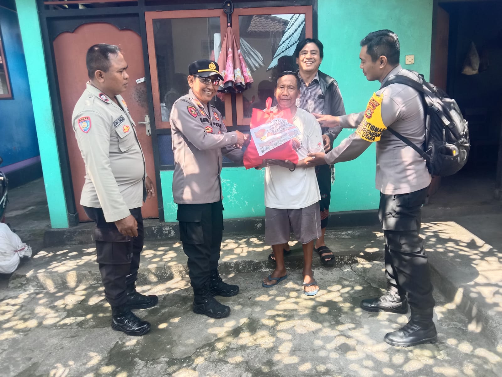 Warga Terharu Waka Polsek Kuta Utara Bagikan Sembako