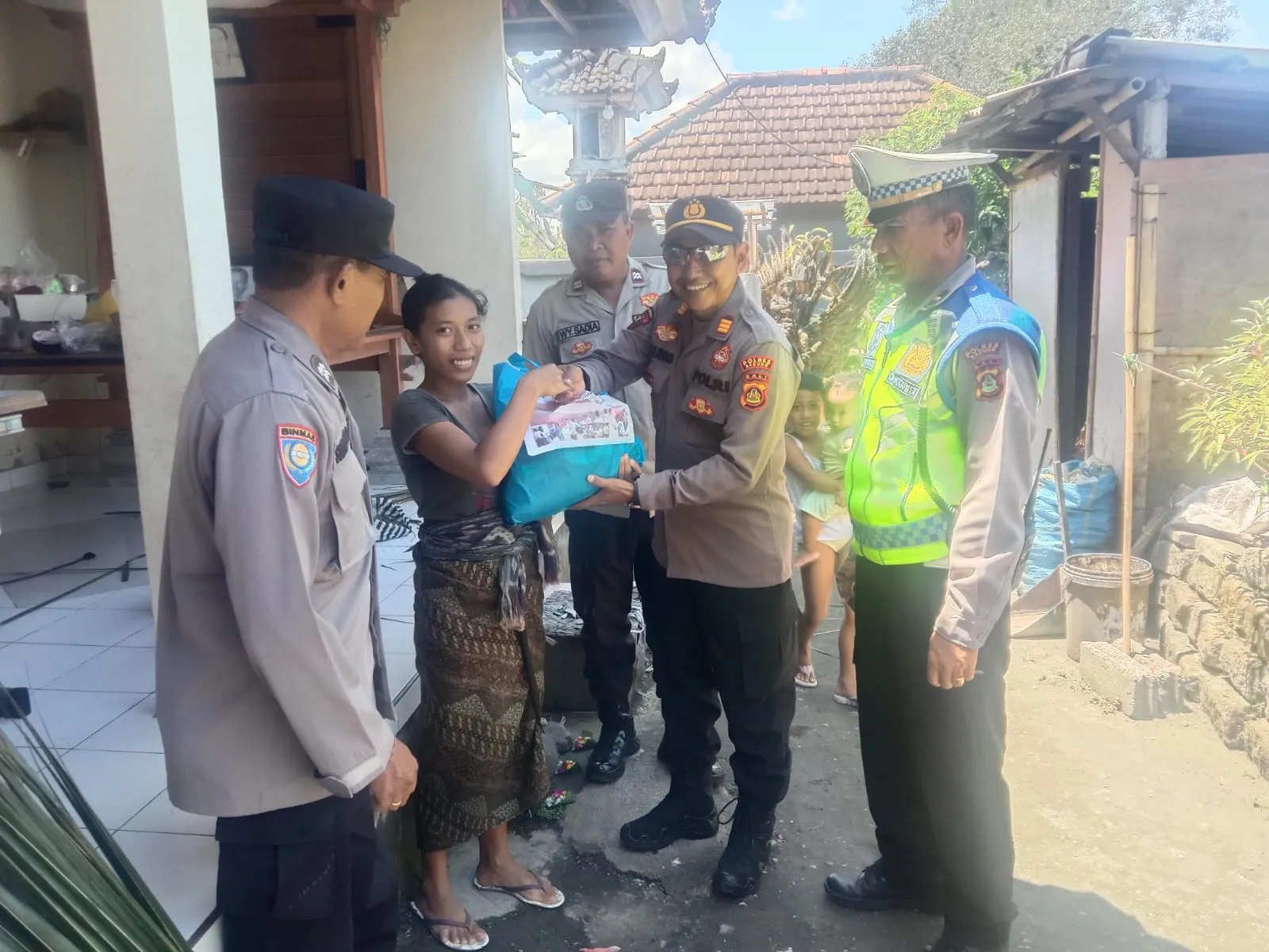 Polsek Kuta Utara Bagikan Sembako Di Tengah Kenaikan Harga Bahan Kebutuhan Pokok