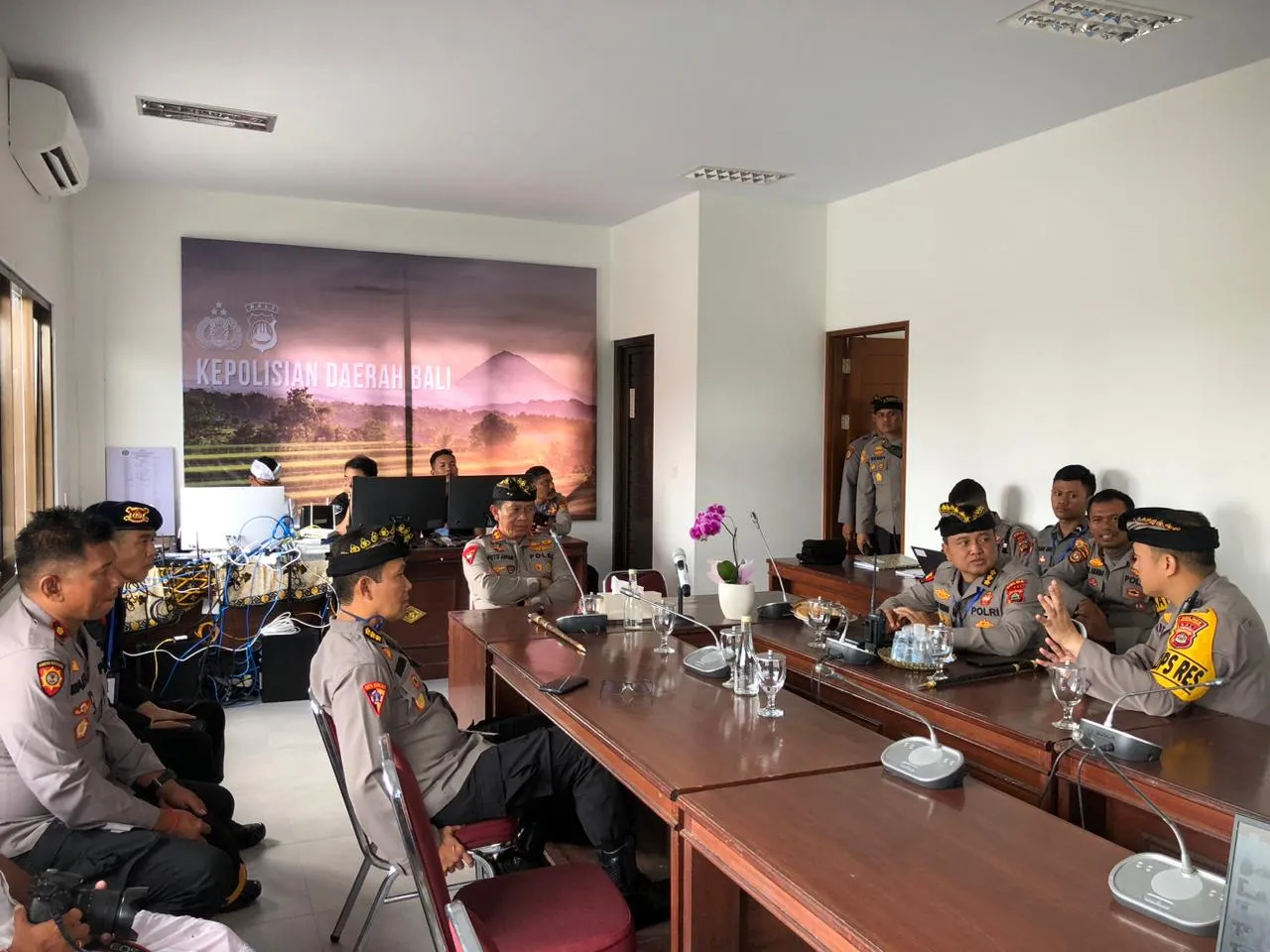 Kapolda Bali Tinjau Secara Virtual Pengamanan Karya IBTK Pura Besakih Melalui Command Center Polda Bali Di Manik Mas Besakih