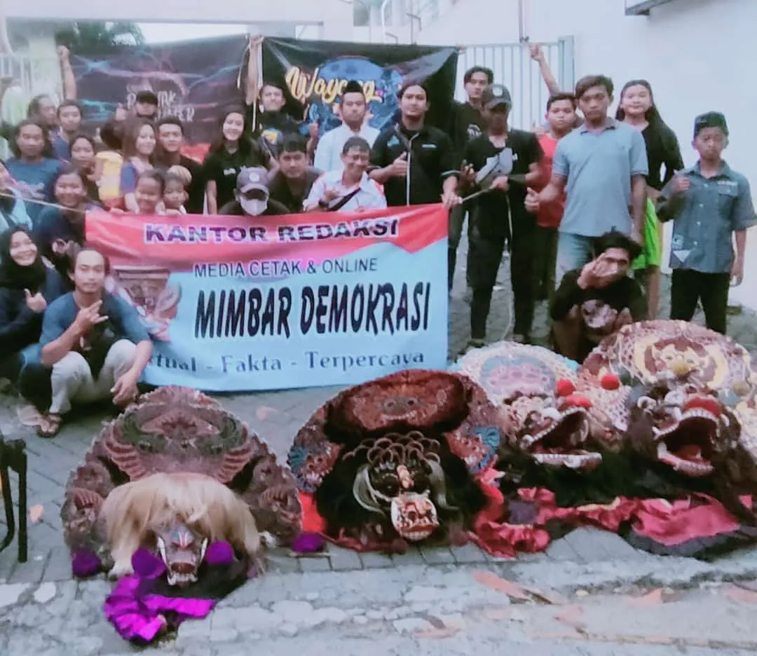Media Mimbar Demokrasi Berbagi Takjil Bersama Pecinta Kesenian Wayang Netral Surabaya