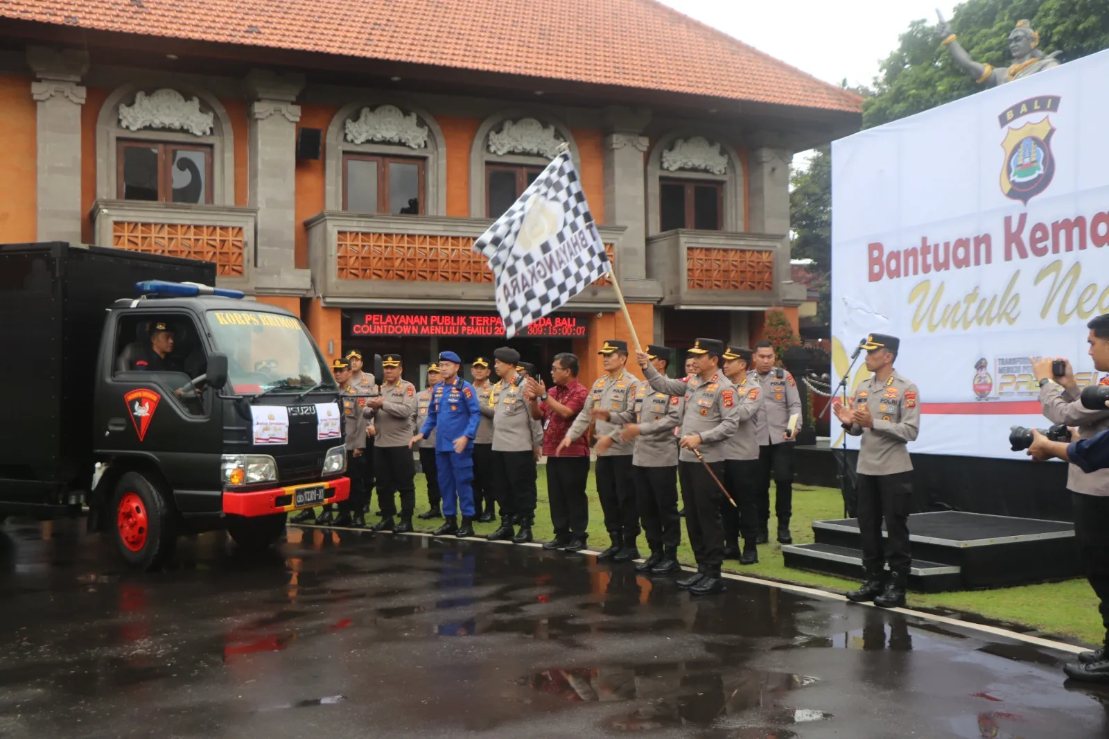 Kapolda Bali Lepas Rombongan Kendaraan Pengangkut Ribuan Sembako