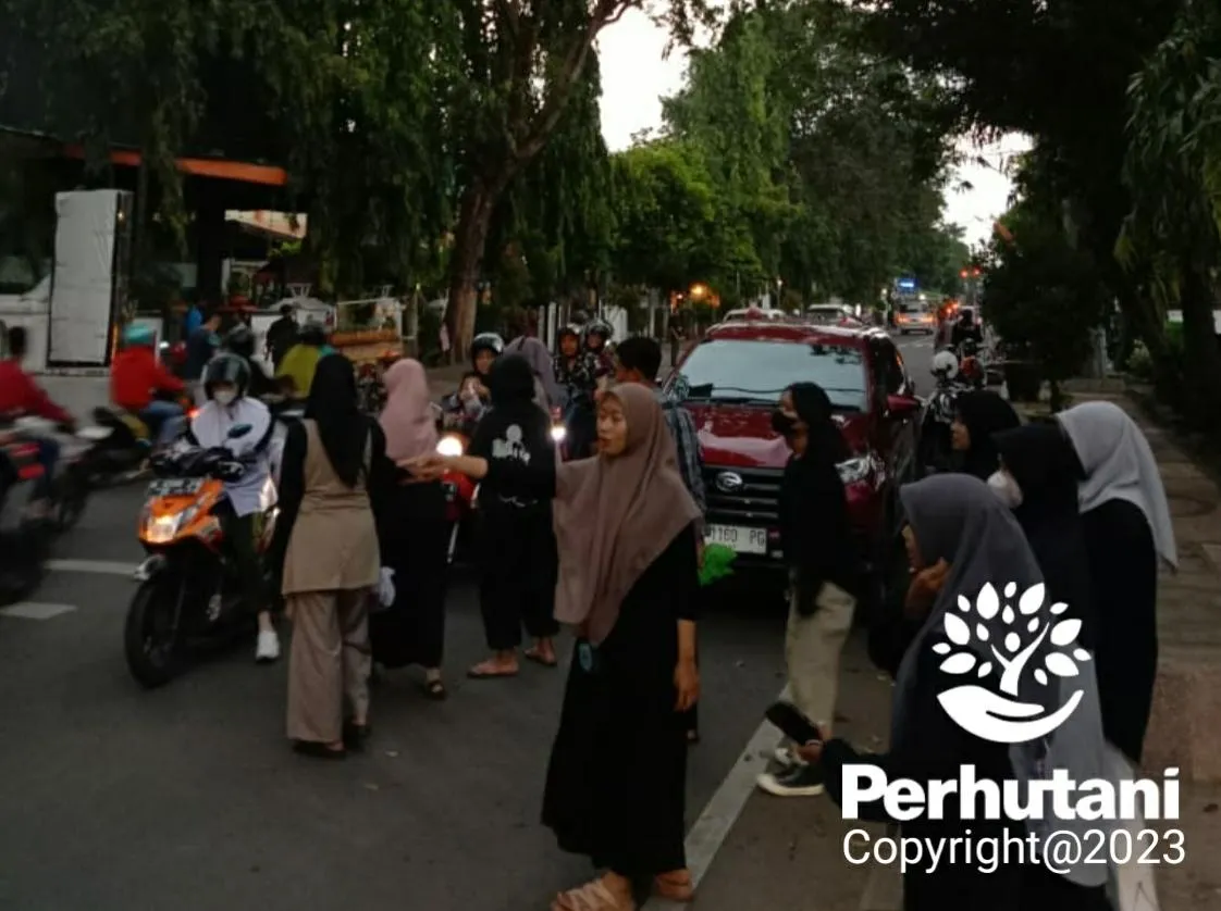 Ramadhan Mubarok, Perhutani Dukung Saka Wanabakti KPH Probolinggo Bagi- Bagi Takjil