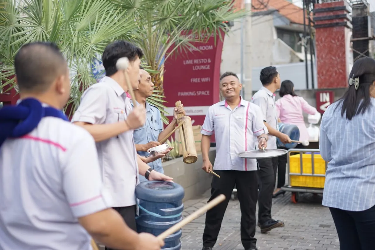 ALADDIN Dan JASMINE Berbagi Takjil Diringi Musik Patrol