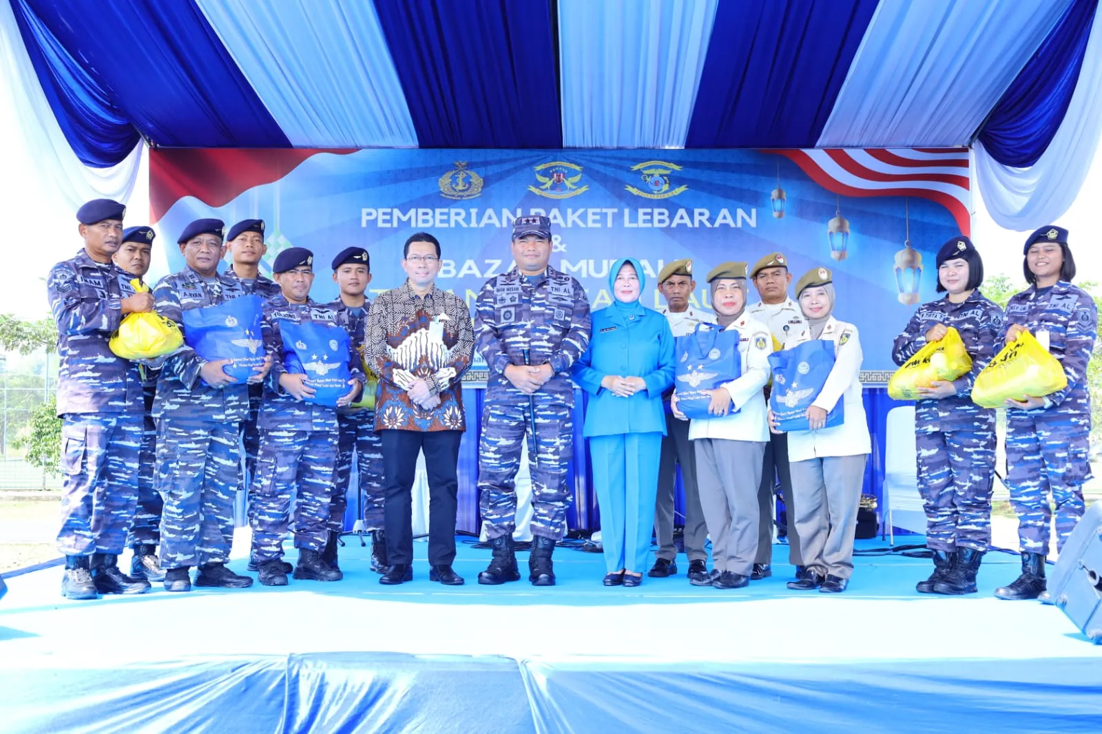 PEMBAGIAN PAKET LEBARAN DAN BAZAR MURAH