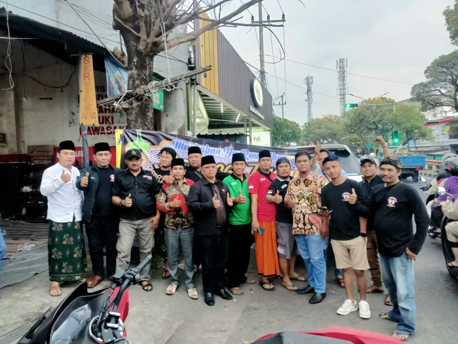 Di bulan suci Ramadhan ini banyak Dari sebagian besar Elemen Masyarakat Bakti Sosial Seperti Bagi-Bagi Takjil di jalan. 