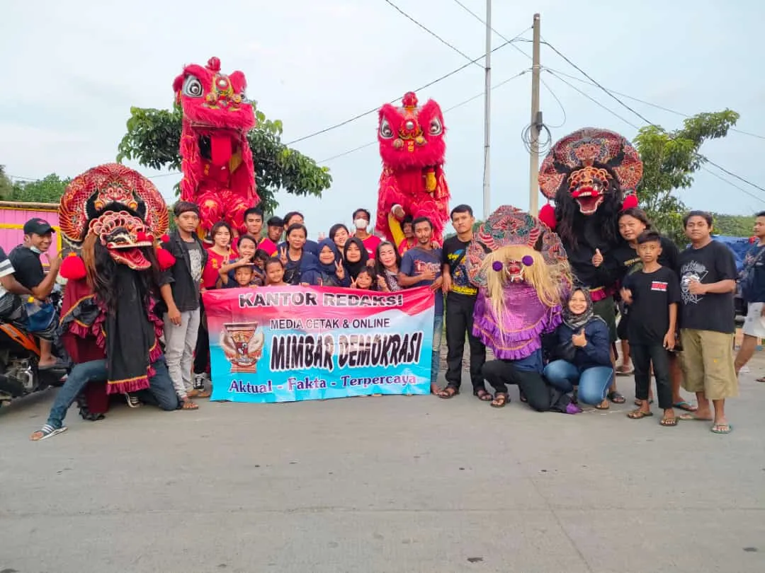 Media Mimbar Demokrasi Berkolaborasi Bersama Pecinta Kesenian Daerah Dan Barongsai, Berbagi Takjil Di Jalan Suramadu