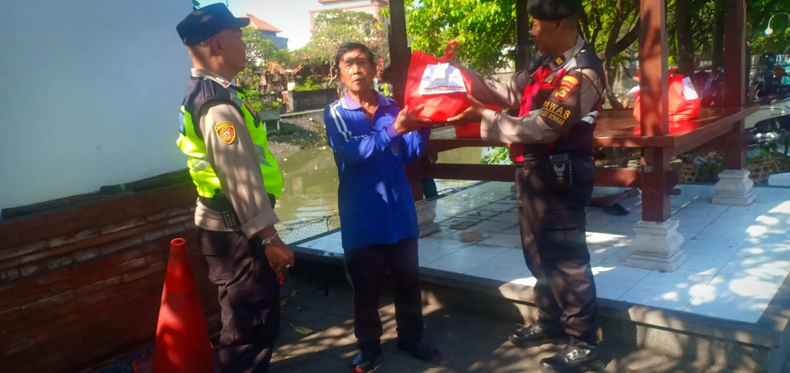 Tumbuhkan Rasa Peduli Sesama Polsek Denpasar Barat Serahkan Bantuan Kemanusiaan Untuk Negeri