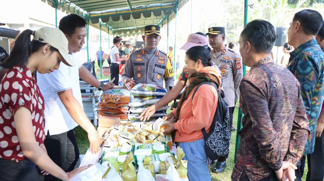 Kapolres AKBP Teguh Priyo Wasono Kunjungi Pasar Murah
