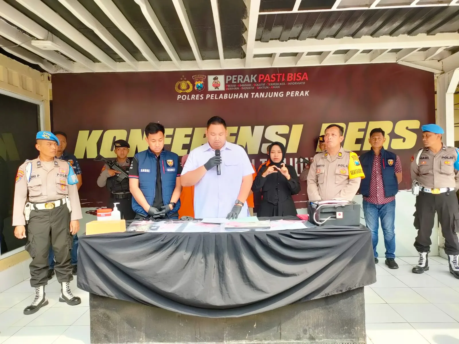 Polres Tanjung Perak Surabaya Mengamankan Pelaku Bahan Bakar Minyak ( BBM ) Solar yang Bersubsidi
