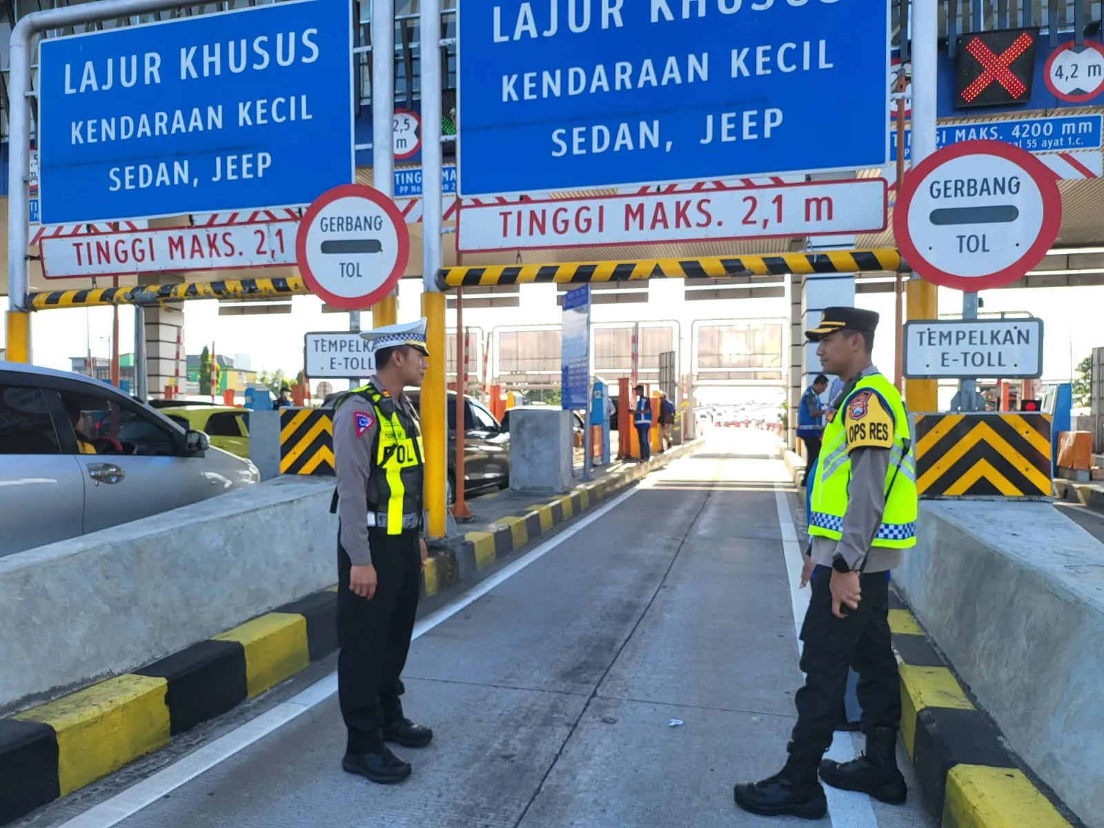 Kapolres Pasuruan Dan Kasatlantas Ikut Turun Atur Antrian Lalin di Pintu Tol