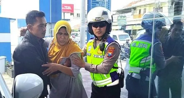 Heroik, Polisi di Malang Bantu Evakuasi Ibu Hendak Melahirkan di Tengah Kepadatan Arus Mudik