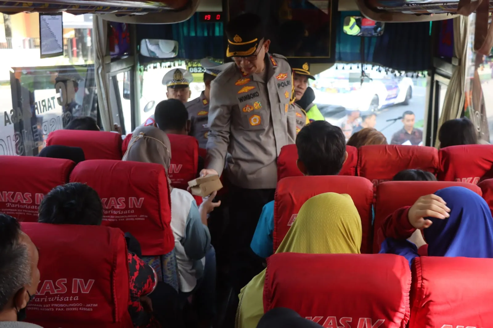Kapolres Bondowoso Memberangkatkan 5 Bus Dalam Giat Arus Balik Lebaran 1444 H
