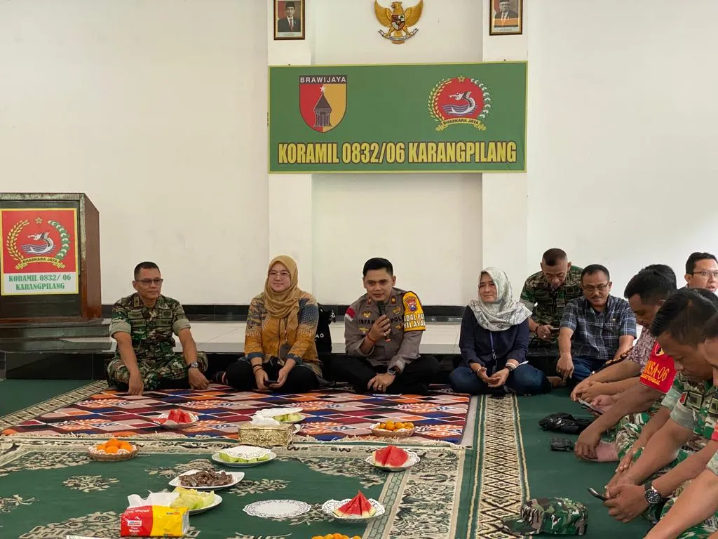 KAPOLSEK DAN CAMAT DUKUH PAKIS HADIRI HALAL BIHALAL DI MAKO KORAMIL 0832 / 06 KARANGPILANG
