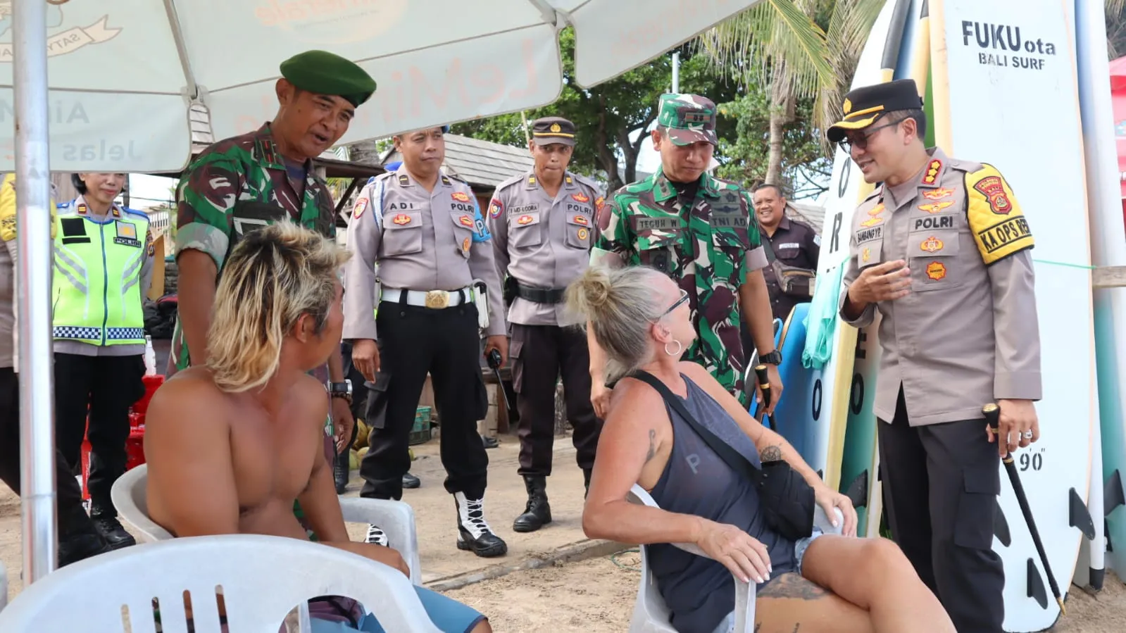 Sapa pengunjung Pantai Kuta, Kapolresta Denpasar Dan Dandim 1611/Badung Patroli Bersama