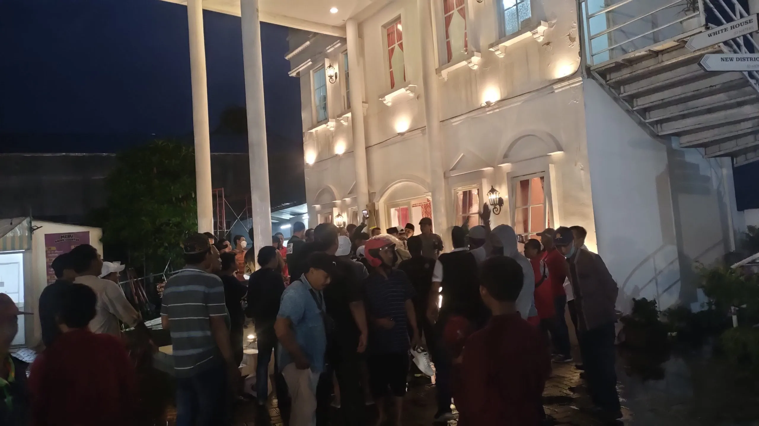 Ratusan Massa Serbu Perumahan Lafest Terkait Penutupan Jalan