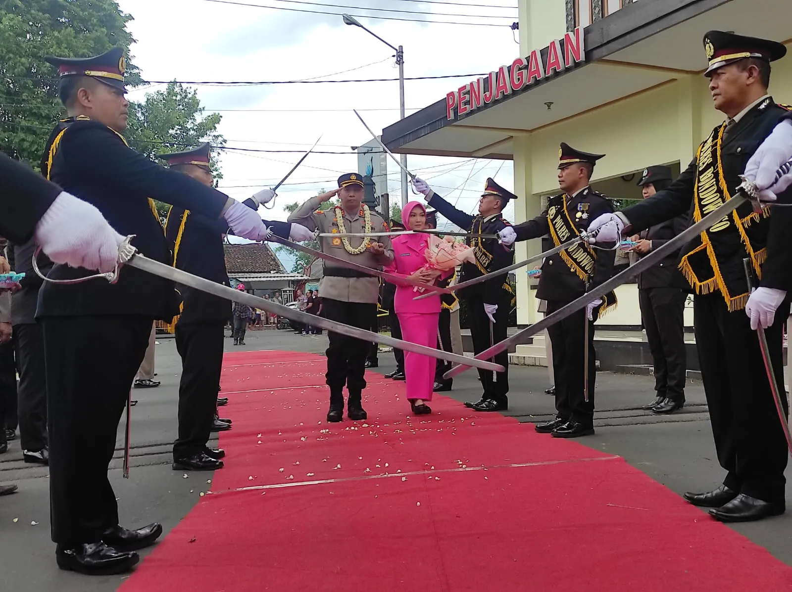 Sertijab Kapolres Bondowoso disambut dengan pedang pora dan tarian blue fire