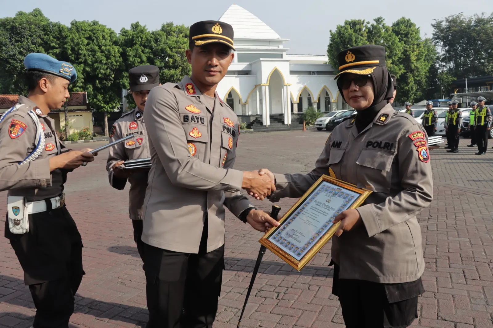 Apel Jam Pimpinan, Kapolres Pasuruan Berikan Penghargaan Kepada Anggota Berprestasi