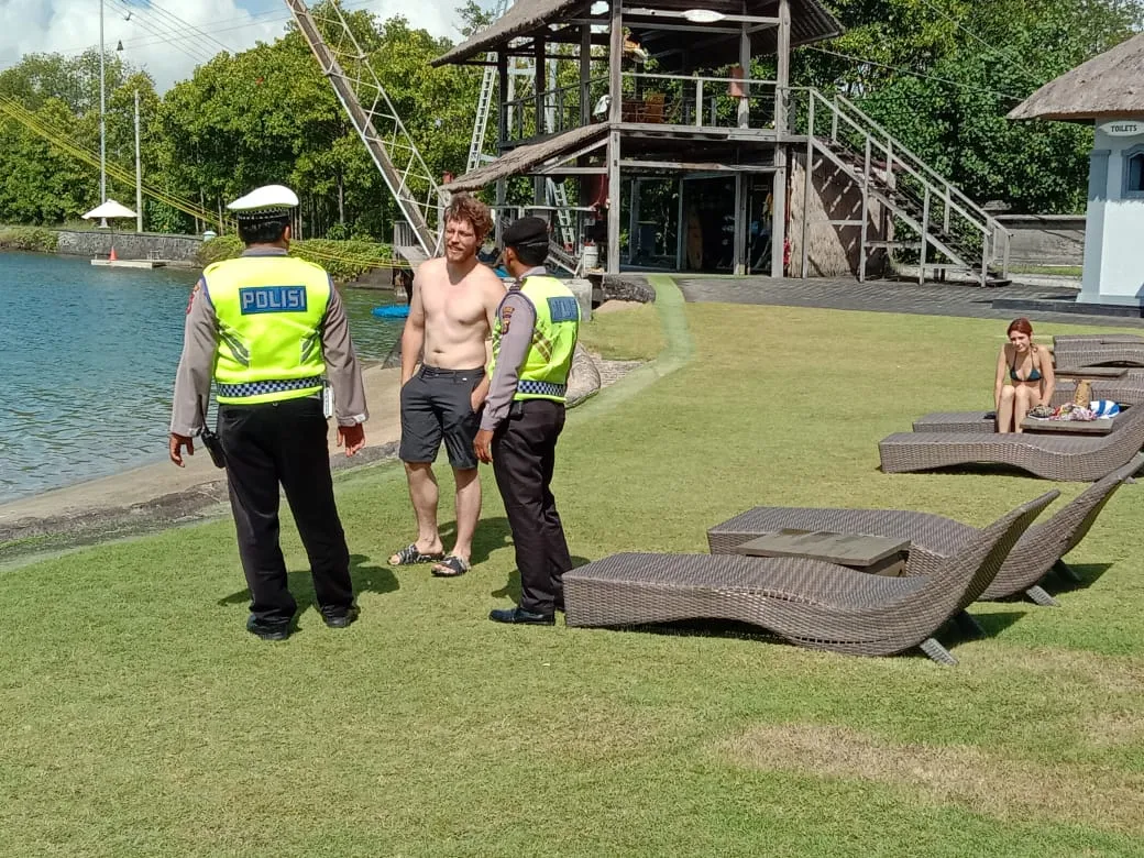 Personil Polsek Benoa Dialogis Dengan Wisman Di Tempat Wisata Untuk Memberikan Rasa Aman Dan Nyaman