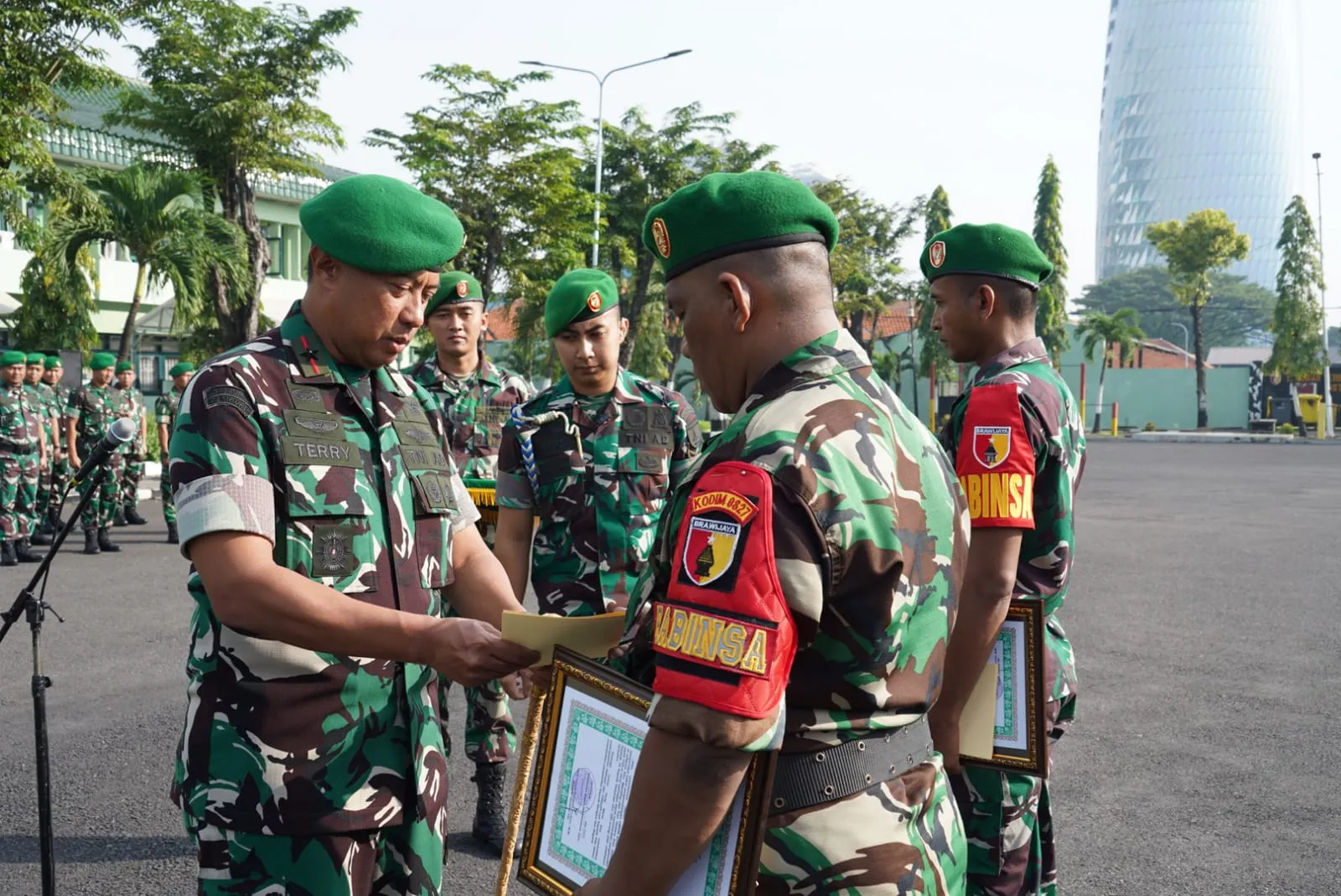 Dua Prajurit Menerima Penghargaan dari Danrem 084/BJ