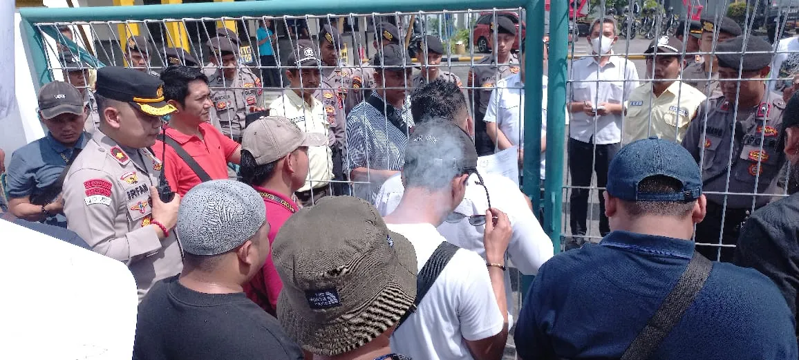 KAPOLSEK DUKUH PAKIS LAKUKAN PENDEKATAN PERSUASIF DAN HUMANIS UNJUK RASA AMSI DI BP2JK