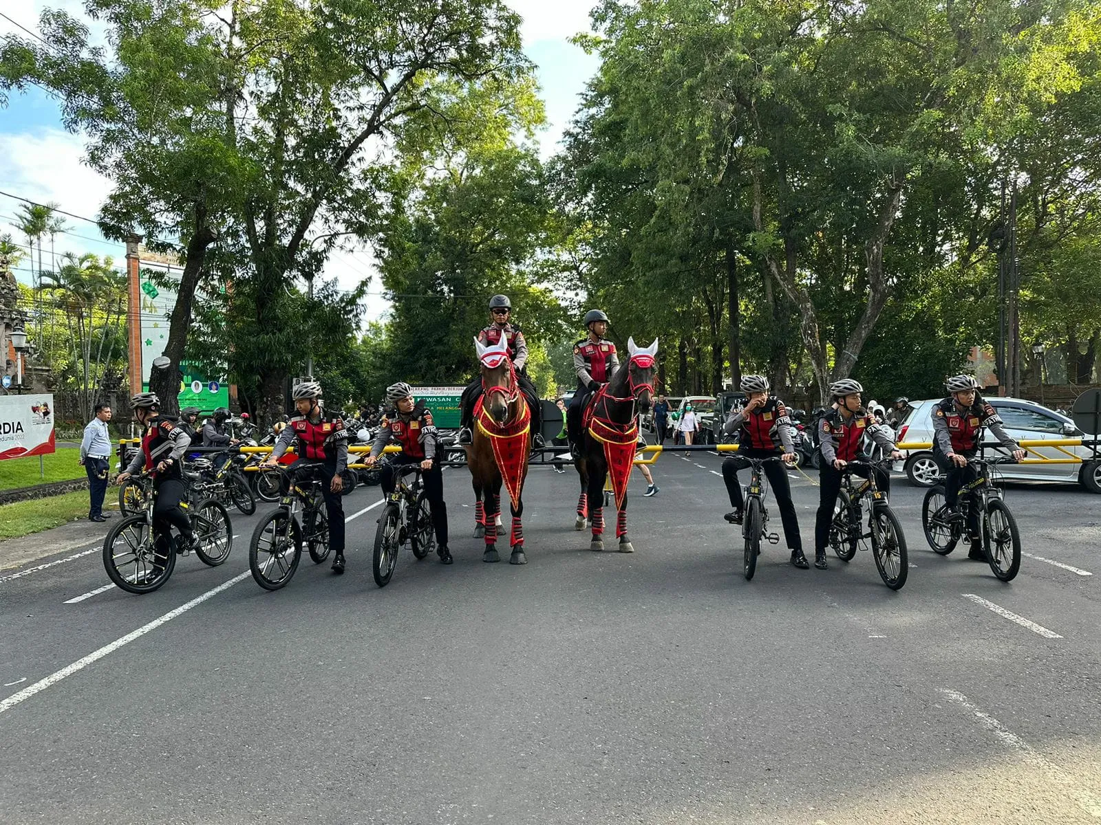 Anggota Direktorat Samapta Polda Bali melaksanakan Patroli Turangga pada saat berlangsungnya Car Free Day di Lapangan Renon Denpasar