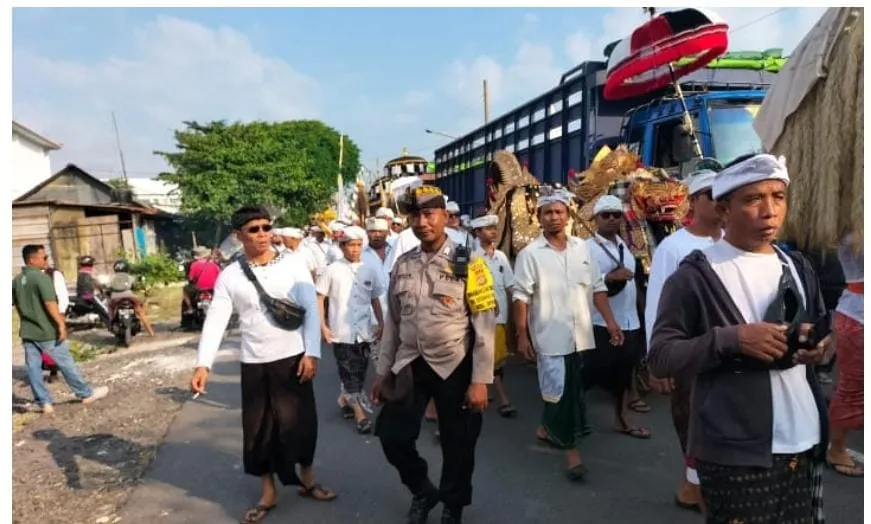 Giat Melasti Warga Desa Adat Peguyangan, Polsek Dentim Lakukan Pengamanan dan Pengaturan Arus Lalu Lintas