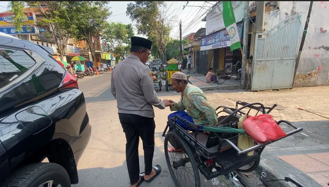 Jum'at Berkah, Kapolres Bangkalan Tebar Kebaikan Berbagi Dengan Tukang Becak*