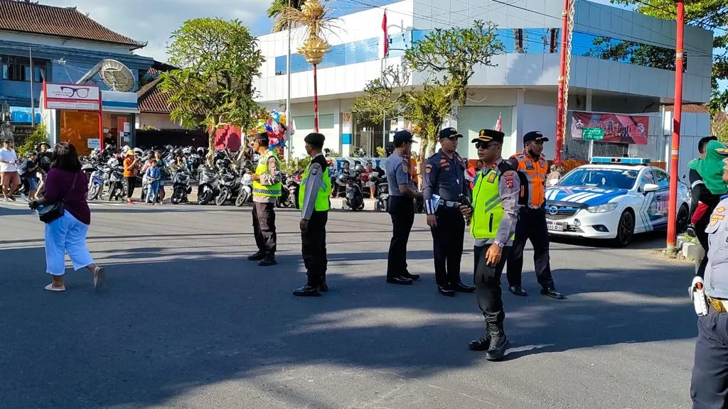 Personil Polsek Bangli Laksanakan Pengamanan Pawai Budaya Se-Kabupaten Bangli Dalam Rangka HUT Kota Bangli Ke-819