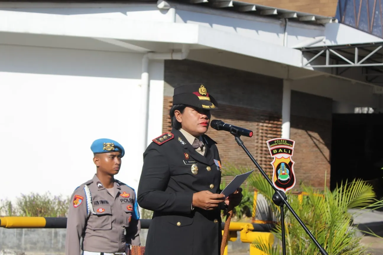 Upacara Hari Kebangkitan Nasional, Kapolres AKBP Ida Ayu Wikarniti Berikan Reward kepada Personil Berprestasi