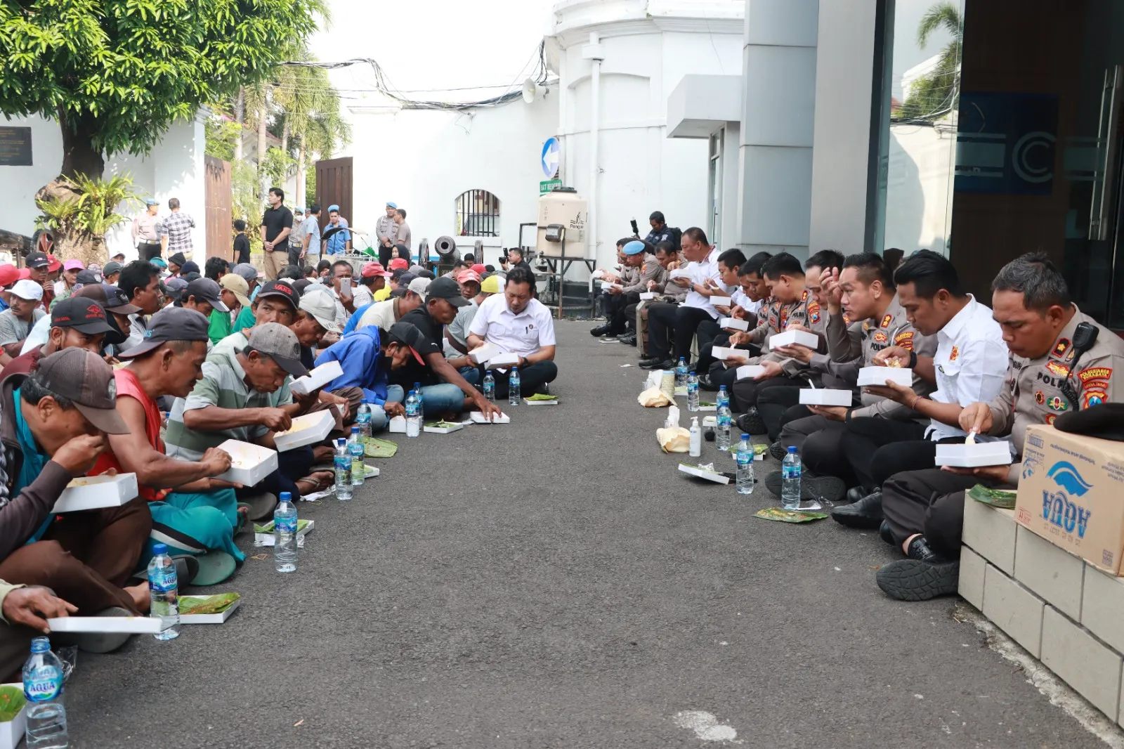 Kapolrestabes Surabaya Sarapan Bareng Bersama Abang Tukang Becak