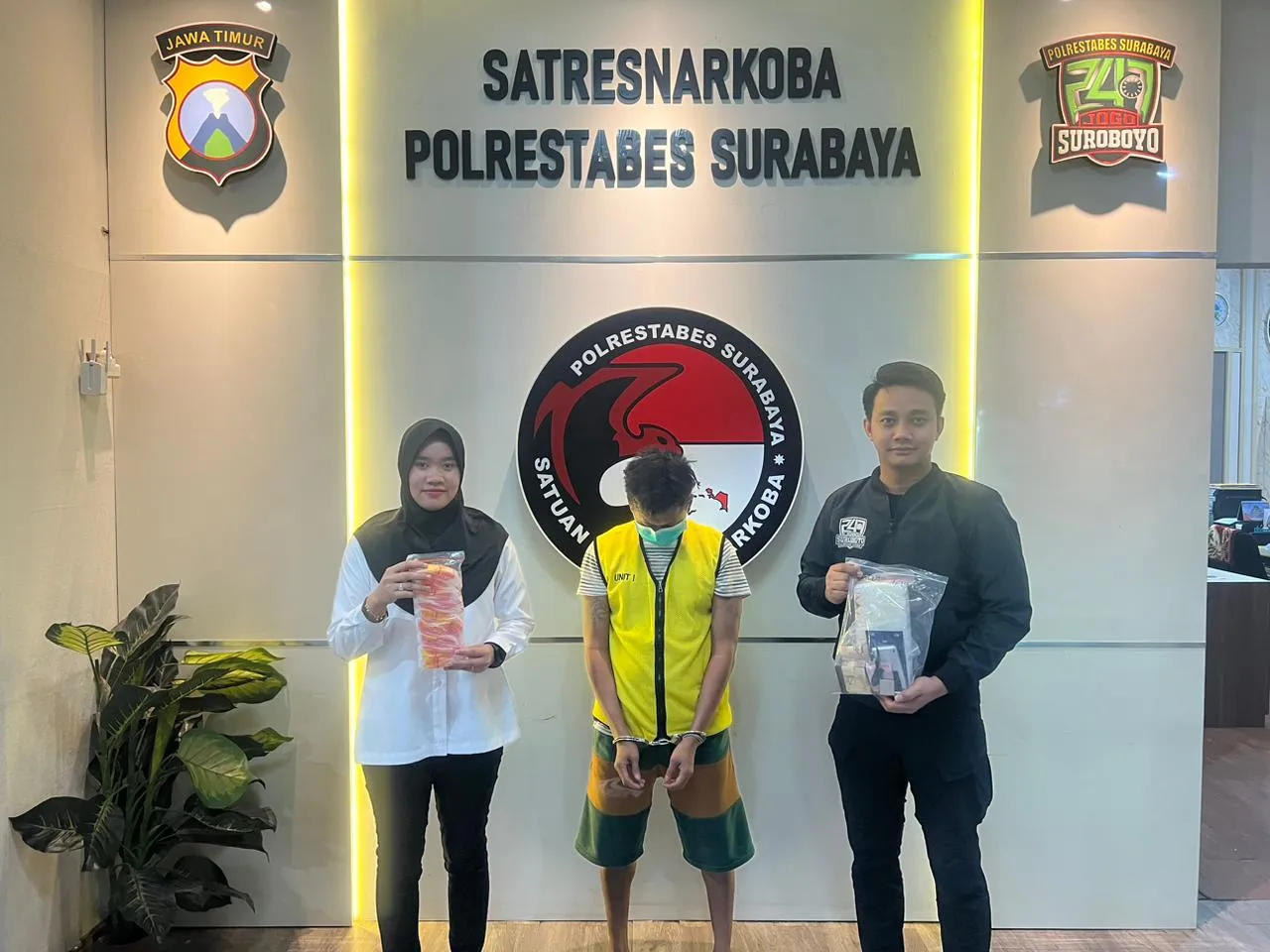 Tukang Parkir Ditangkap Satnarkoba Polrestabes Surabaya Sedang Edarkan Sabu