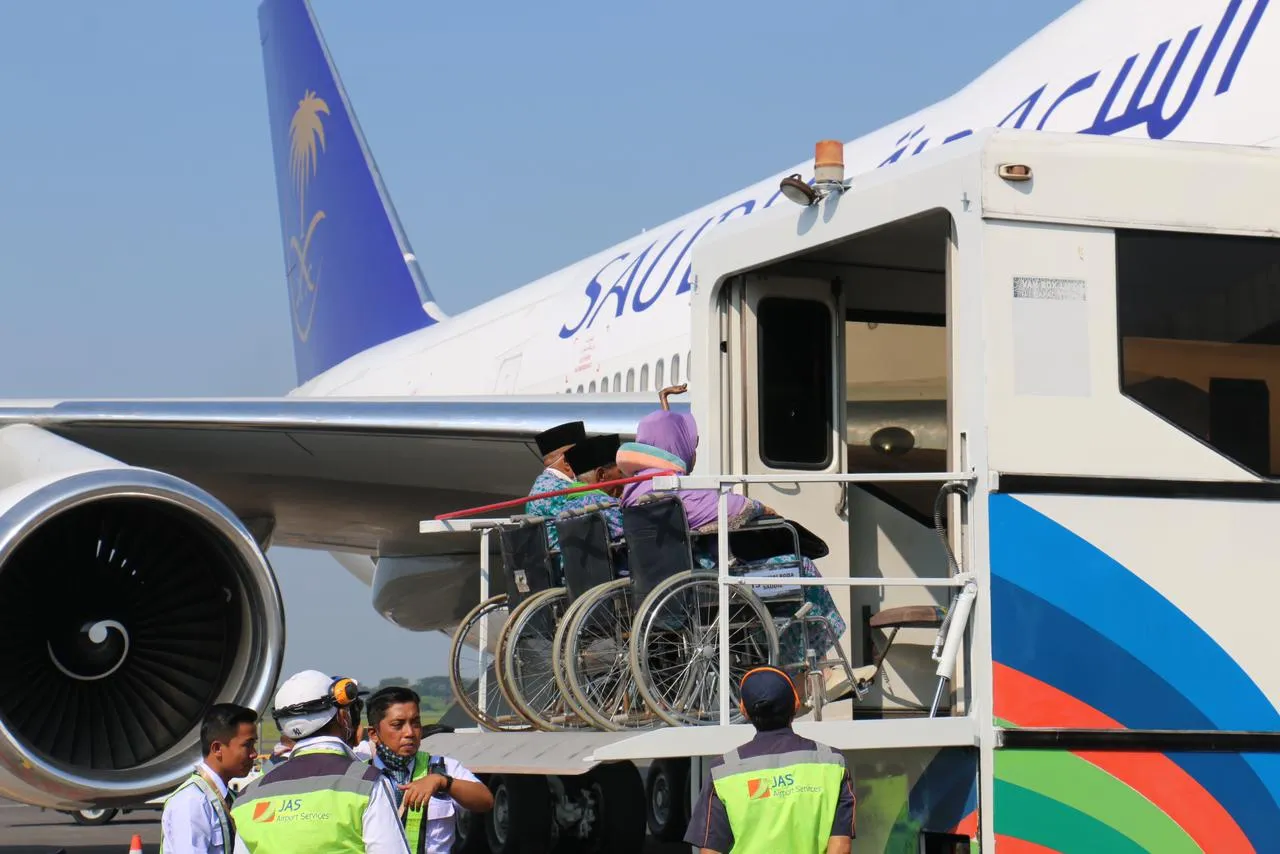 KLOTER PERTAMA HAJI 1444 H / 2023 JAWA TIMUR DIBERANGKATKAN DARI BANDAR UDARA INTERNASIONAL JUANDA