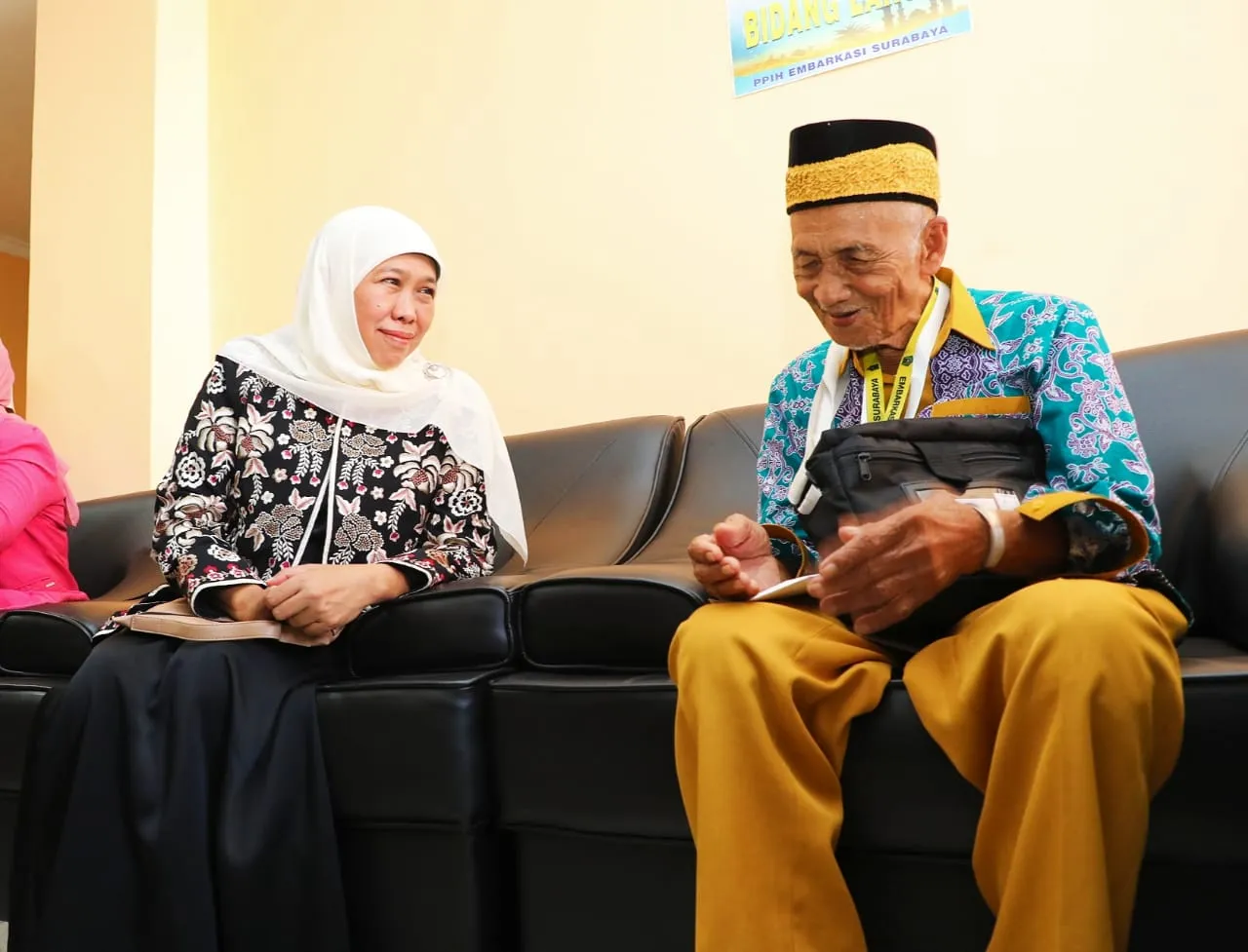 Gubernur Khofifah Temui ‘Mbah Harun’ Jamaah Haji Tertua Berusia 119 Tahun Asal Pamekasan