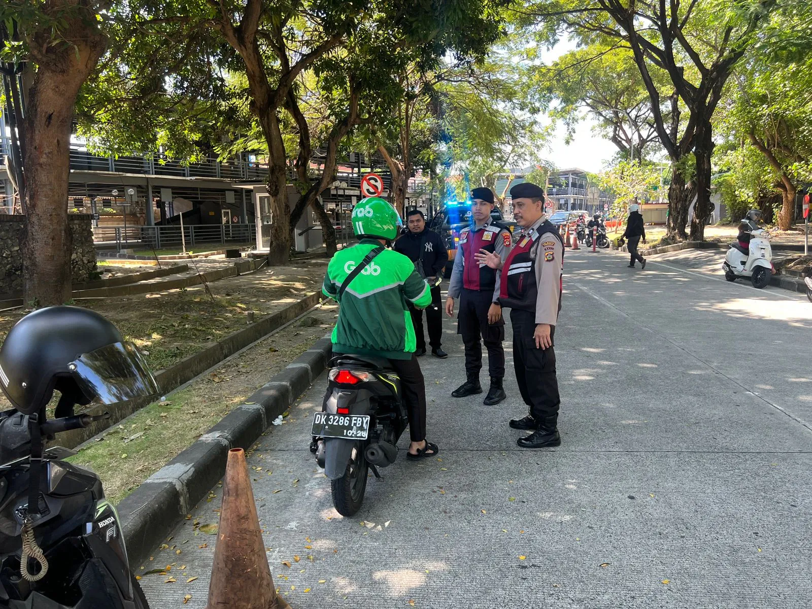 Parkir Sembarangan di Badan Jalan, Anggota Polres Bandara Ngurah Rai Peringatkan Pemiliknya