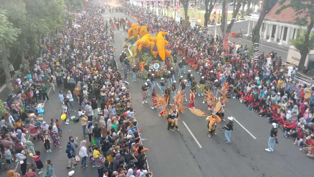 Ribuan Masyarakat Surabaya Antusias Menyaksikan Surabaya Vaganza dan Parade Bunga