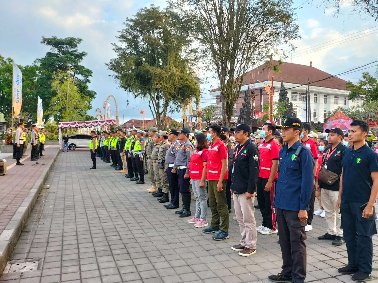 Kapolres Bangli pimoin Apel Kesiapan Pengamanan Konser Mahalini rangkaian HUT Kota Bangli ke-819 di Alun-Alun Kota Bnagli