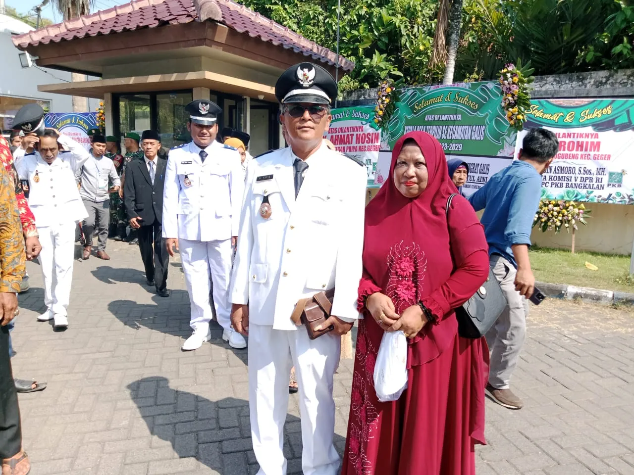 KEPALA DESA KARANG PANASAN H. HASYiM DI DAMPINGI ISTRI TERCINTA IBU Hj.SUMIATI HENDAK MELAKSANAKAN PELANTIKAN DI GEDUNG RATO EBUH BANGKALAN 